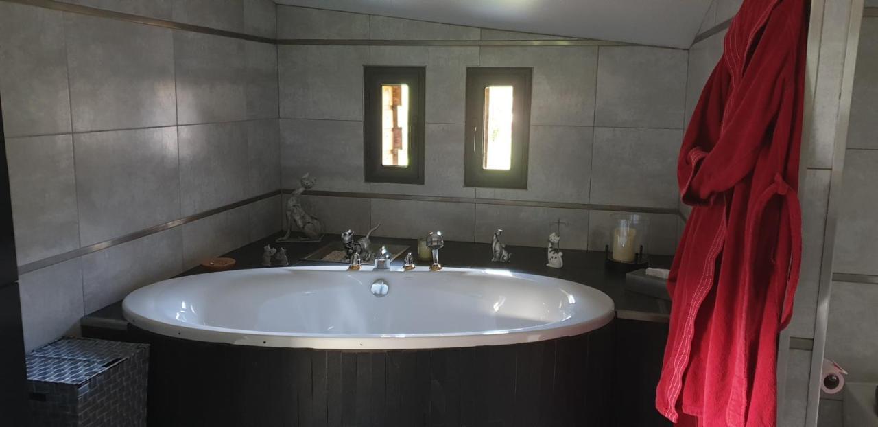 Bed and Breakfast Domaine De La Rue De La Tour Valsonne Esterno foto